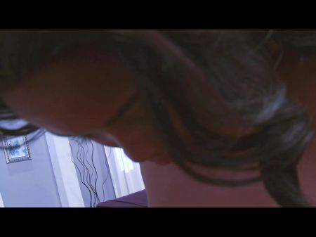 mckenzie sweet sieht zu, wie Rocco ihren dicken Arsch mit Sperma bespritzt 