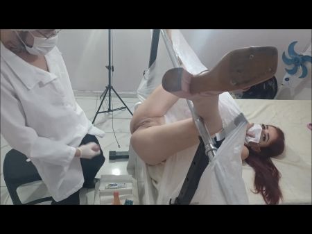 ginecólogo utilizó gel anestésico para examinar a la joven 