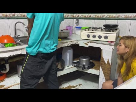 مصفاة بلدي تالفة وليس لدي طريقة للدفع وأدفع للسباك بجسمي 