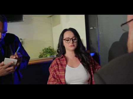 Sie betrügt ihr erstes Date im Gloryhole 