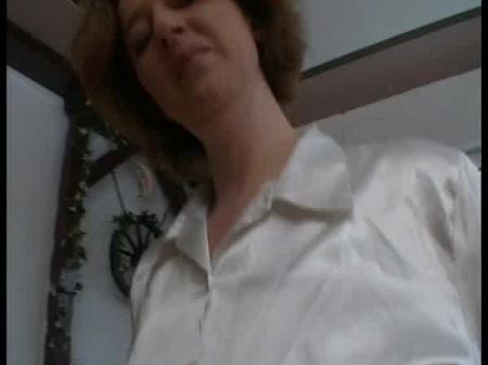 Retro Cougar Fistet Die Fotze Mit Einer Kerze