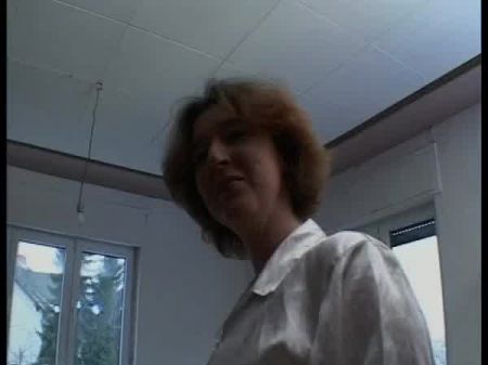 Retro Milf Fistet Die Fotze Mit Einer Kerze