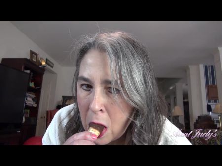 Deine reife, haarige Stieftante Grace teilt dein Eis und lutscht deinen Schwanz (pov) 