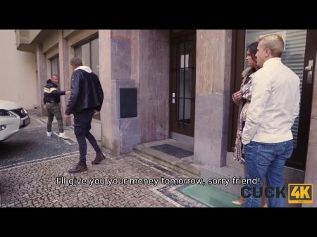 cuck4k. زوجة جائعة assfuck من قبل شخص غريب أمام زوجها المتواضع 