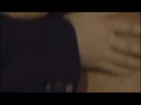 欲火中烧的宝贝无法抗拒，想要在公共场合做爱 