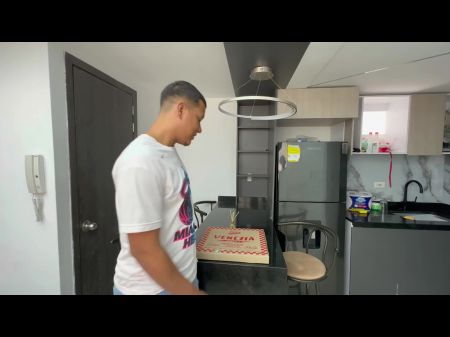 أضاجع رجل توصيل البيتزا لتجنب دفع ثمنها. 