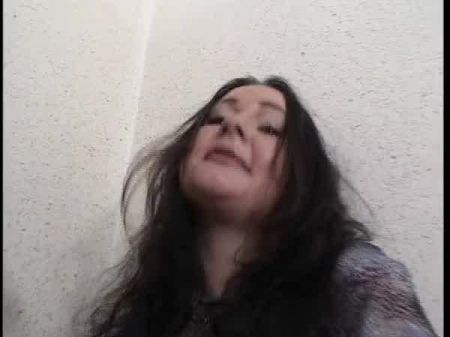 im treppenhaus den dil*o in die fotze 