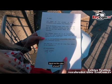 Echtes deutsches Blind Date auf der Straße mit deutscher dünner MILF 