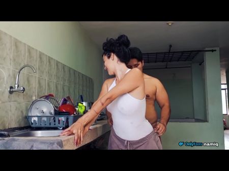 我在厨房操我的继妹，而她正在做饭
