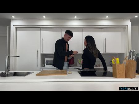 他操了他最好朋友的女朋友，并在他口中射精时抓住了他 