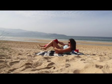 Expressiagirl mit großen Titten sonnt sich und geht nackt am Strand spazieren 