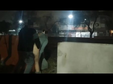 فتاة تومض عارية في الشارع وتمارس الجنس مع مختلسوا النظر في الأماكن العامة وتم القبض عليها من قبل الشرطة 