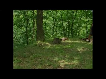 schöne rothaarige MILF im Wald gefickt und von einem großen Schwanz auf die Muschi gespritzt 