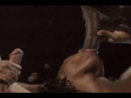 Diese vollbusige Schwarze spielt gern mit zwei Schwänzen gleichzeitig 