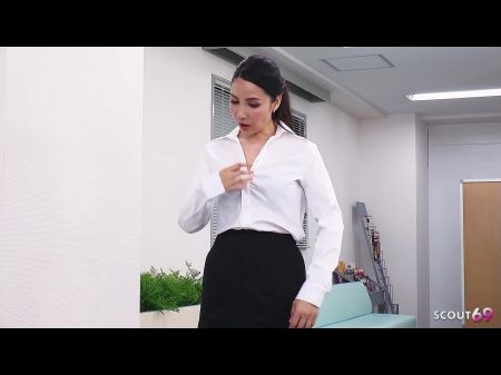 secretaria japonesa habla con semen sin censura dentro de una cogida en una entrevista de trabajo en Japón por un viejo y feo jefe 