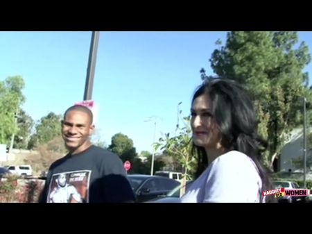 tipo negro guapo recoge a una MILF morena y la folla con su gran polla 