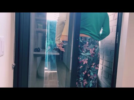 我的妻子鼓励我在邻居面前在阳台上做爱 