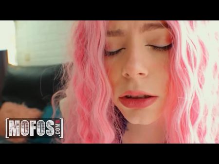 eme llega del trabajo y encuentra a su novia con falda corta lista para ser follada 