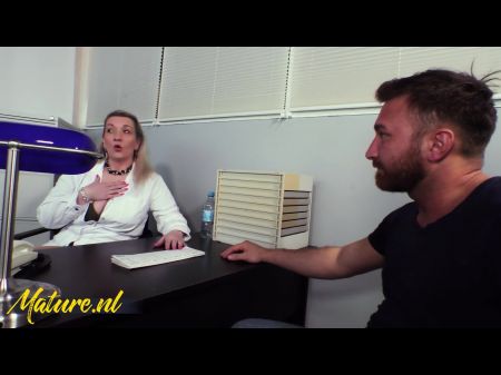 MILF-Ärztin Sandy mit dicken Titten hat Sex mit ihrer Patientin 