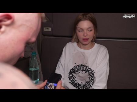 Sexo adolescente inesperado en el tren. camiseta mojada. 