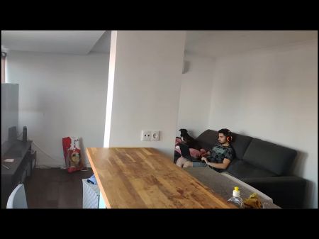 我发现我的继父自慰，我也做了同样的事，在厨房的桌子上肛门自慰和双插 