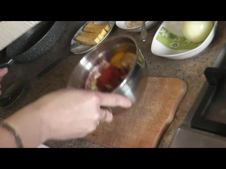 MILF rubia sexy continúa cocinando en la cocina sin bragas ni sujetador. paja. tetas naturales. gran culo. coño. medias tacones altos 