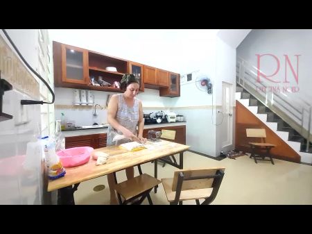 Ravioli-Zeit nackt kochen. Regina Noir, eine FKK-Köchin im FKK-Hotelresort. nacktes Dienstmädchen. nackte Hausfrau. c 2 