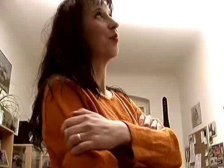 Geile Dame aus Deutschland stopft sich einen großen Dildo in ihre feuchte Muschi 