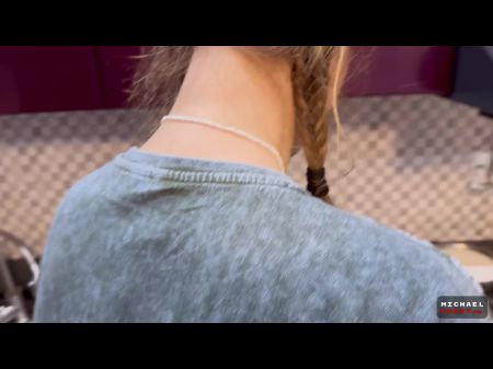 a la compañera de piso no le importa follar periódicamente en la cocina y recibe semen en la boca y en las coletas 