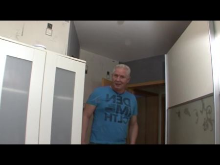 奶奶在打扫卫生时变得饥渴，丰满的乳房承受了巨大的负担 
