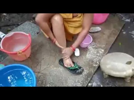Bhabhi Ki Ka Hot Petticoat Bathing In Open