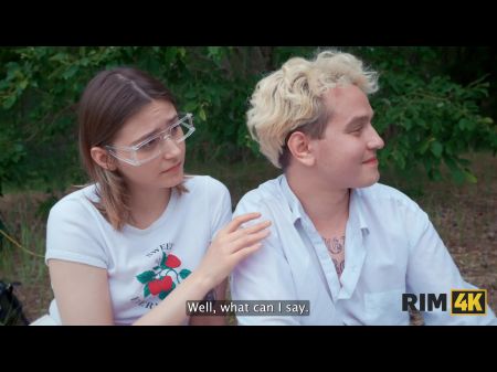 rim4k. trocar esposas, rimming mútuo e foda anal na floresta 