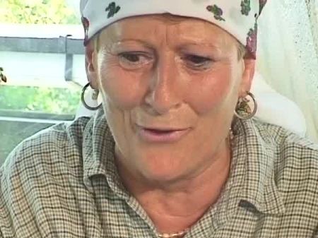 geiler deutscher Oma-Gangbang im Freien 