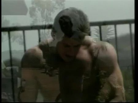 Der Hengst lässt sich den Schwanz lutschen und fickt die Muschi, bevor er die Tussi am Pool eincremt 