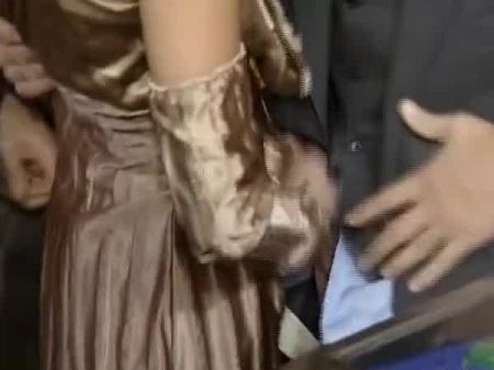 يتم تدمير الفرخ الألماني البري ذو الجسم المذهل بواسطة الديوك المتعددة 