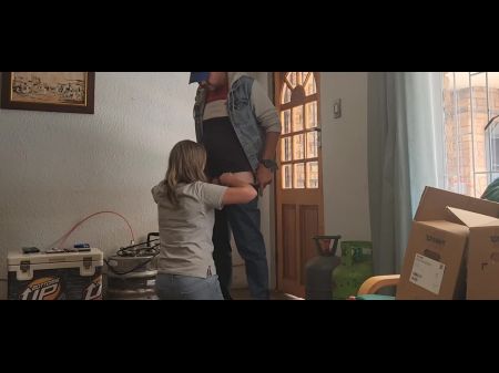 أخت غير شقيقة تأخذها في المؤخرة من رجل توصيل البيتزا 