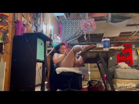مشاهدة الأفلام الإباحية محاولًا التعجل والقذف قبل أن يخرج زوجي من الحمام 