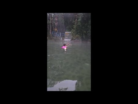 在温泉公园小屋做爱，暨在阴户内