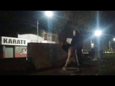 sexo en público frente a los espectadores falda corta mostrando sin bragas muestra el coño queda atrapado 