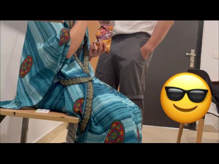 secretaria caliente celebra la víspera de año nuevo con el jefe. y jefe se la folla en el baño y se la folla duro 