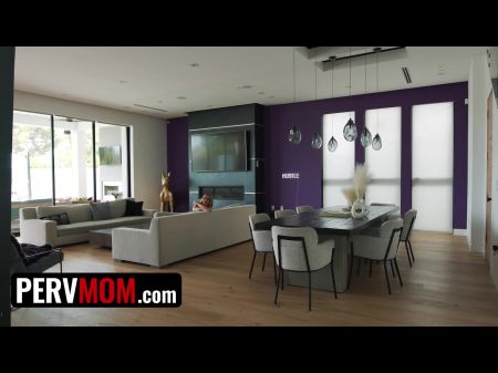 madrastra sexy se cuela en la habitación de su hijastro y le deja perforar todos sus agujeros 