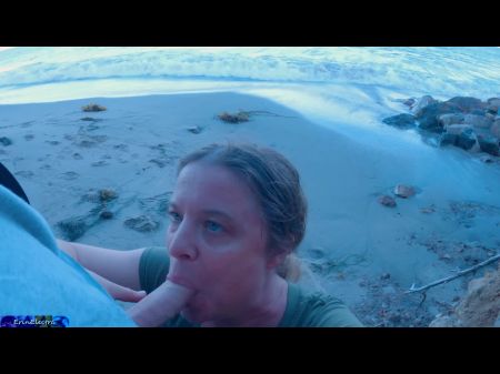 hijastro engaña con su madrastra en la playa 