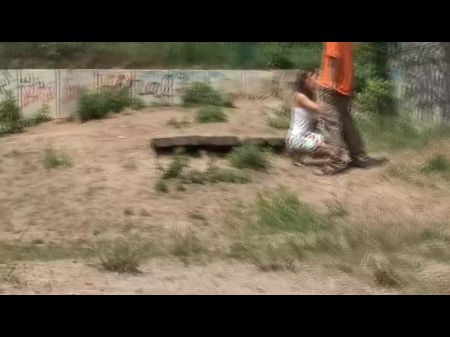 erstaunliches brünettes Mädchen aus Deutschland wird im Park gebumst 