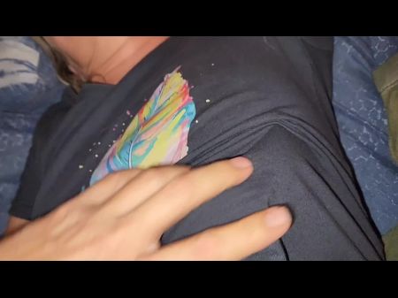 Dios mío, esta chica de 18 años que recogí anoche tiene el coñito más apretado, tan lindo 