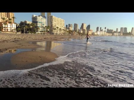 Arriesgada masturbación al aire libre en una playa pública. fetiche de pies. 