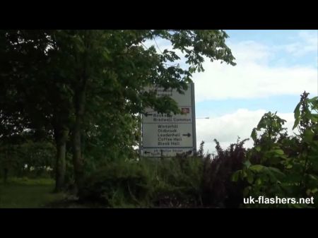 Der haarige Flasher Charlie UK masturbiert in der Öffentlichkeit für britische Flasher 