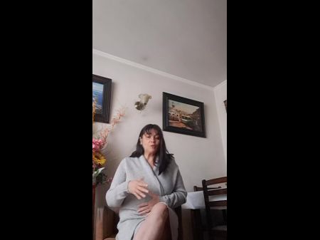 我儿子的朋友正等着看我的私处来操