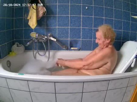 沐浴时间和用硬按摩喷射呵护阴户