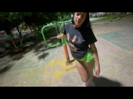 Ich finde meine indische Stiefschwester allein und traurig im Park und nehme sie mit nach Hause, um sie mit meinem riesigen Penis zu trösten 