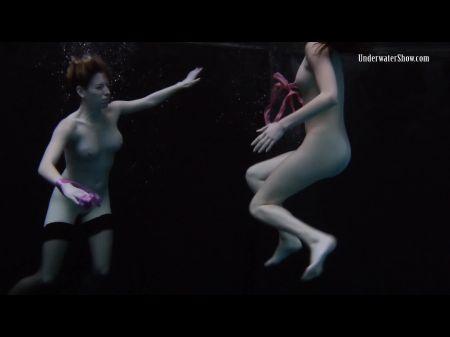 mira a las chicas más sexys nadar desnudas en la piscina 